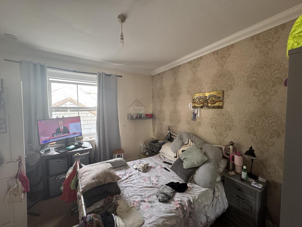 Lot: 99 - FREEHOLD BLOCK OF THREE TOWN CENTRE FLATS FOR INVESTMENT - Flat 2 Bedroom